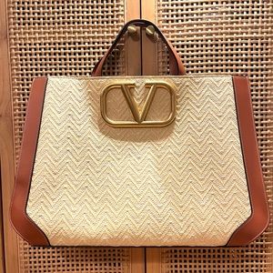 💯 Authentic NWOT Valentino Garavani Chevron Raffia Supervee Tote